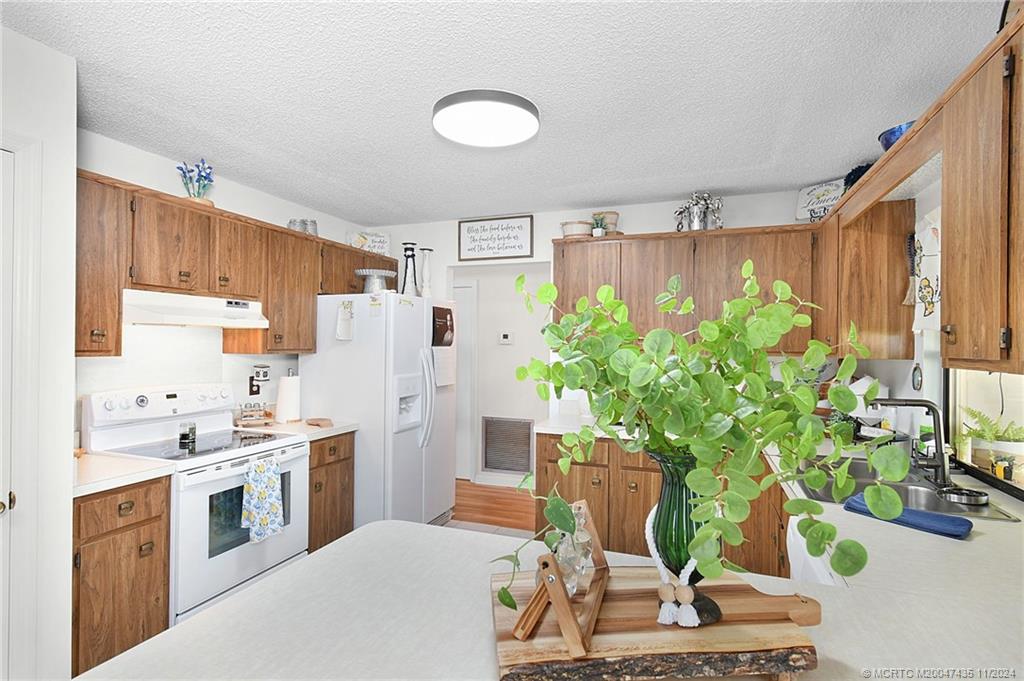 2351 Southeast Jackson Street Stuart, FL 34997 - Photo 10 of 32