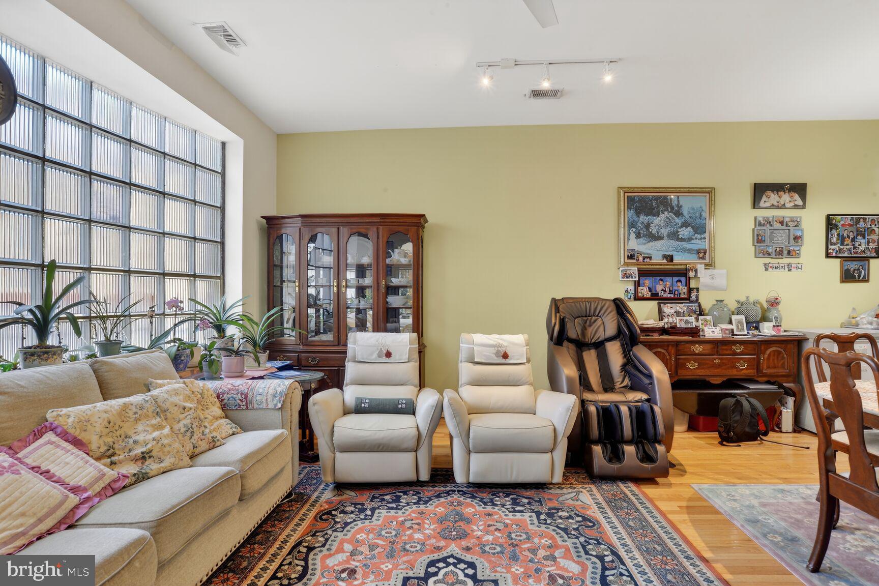 112 West Lexington Street Baltimore, MD 21201 - Photo 11 of 22 a living room with furniture wooden floor and a table