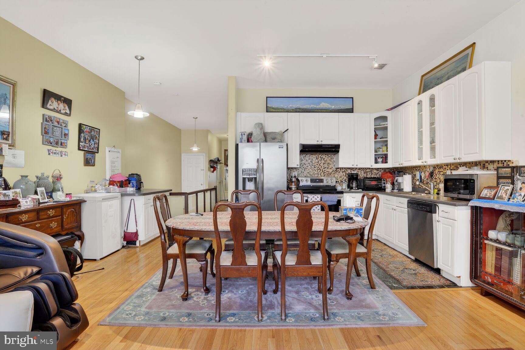 112 West Lexington Street Baltimore, MD 21201 - Photo 12 of 22 a view of a dining room with furniture and a rug