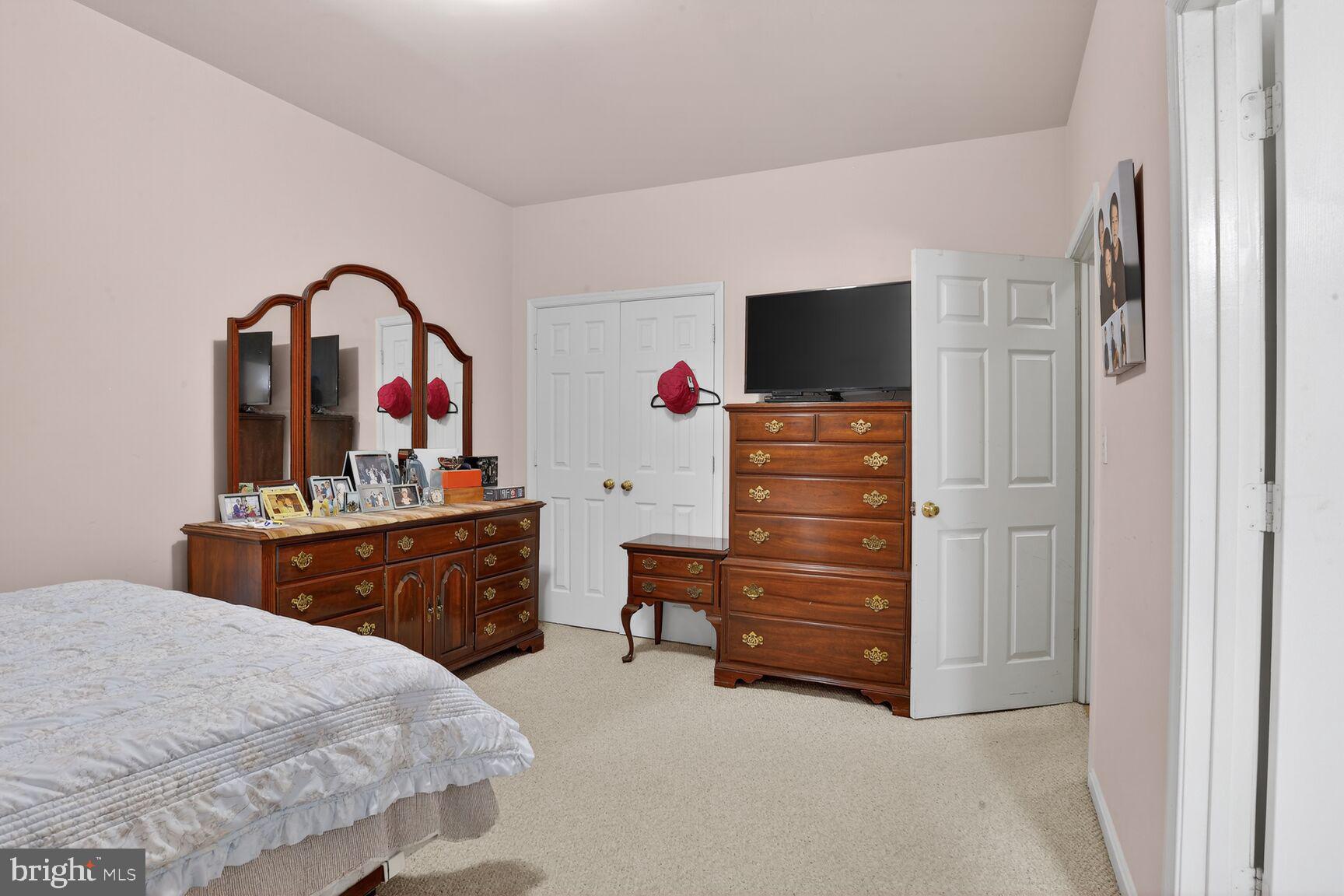 112 West Lexington Street Baltimore, MD 21201 - Photo 16 of 22 a bed room with a bed and a television