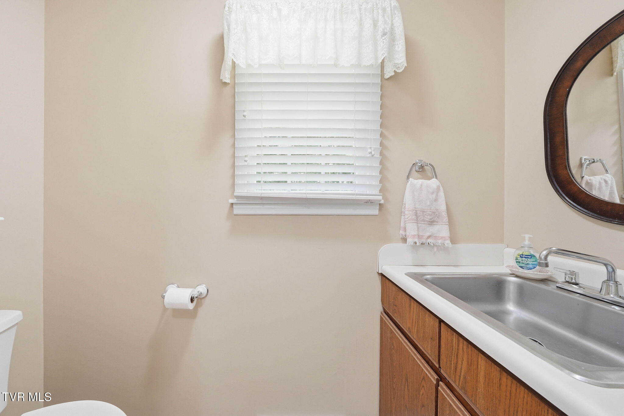 914 Ridgecrest Road Johnson City, TN 37604 - Photo 11 of 46 Laundry Room/ Half Bath