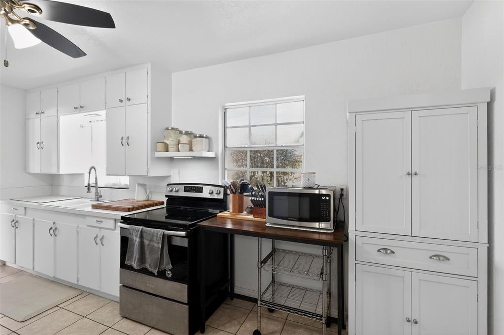 700 28th Street Orlando, FL 32805 - Photo 3 of 19 a kitchen with cabinets and appliances