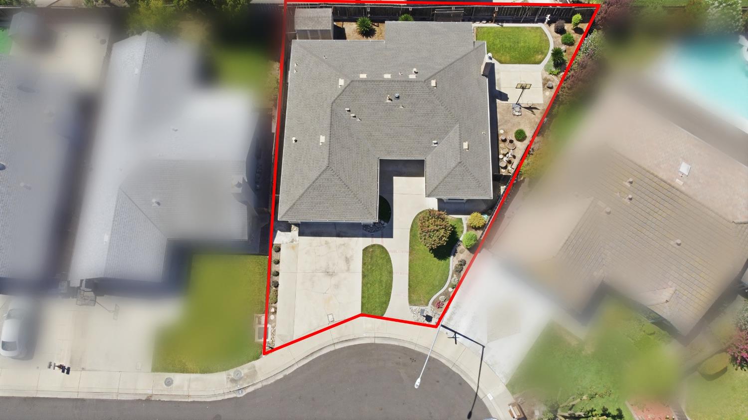 900 Multnomah Drive Modesto, CA 95350 - Photo 34 of 34 Ample Parking Space with Extra Large Driveway & Perfectly and professionally landscaped yard.
