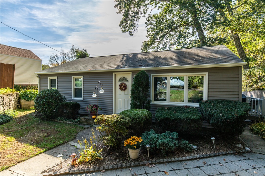 27 Weaver Road Johnston, RI 02919 - Photo 3 of 37 Gallery Image 3