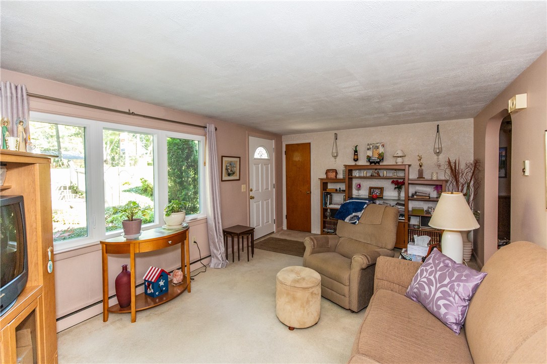 27 Weaver Road Johnston, RI 02919 - Photo 8 of 37 Gallery Image 8
