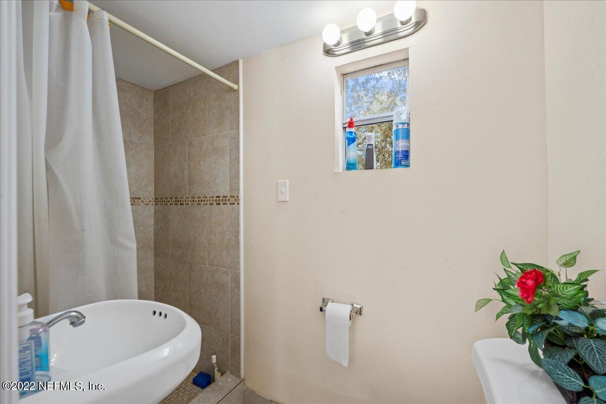 124 Riley Drive Interlachen, FL 32148 - Photo 12 of 16 Bathroom