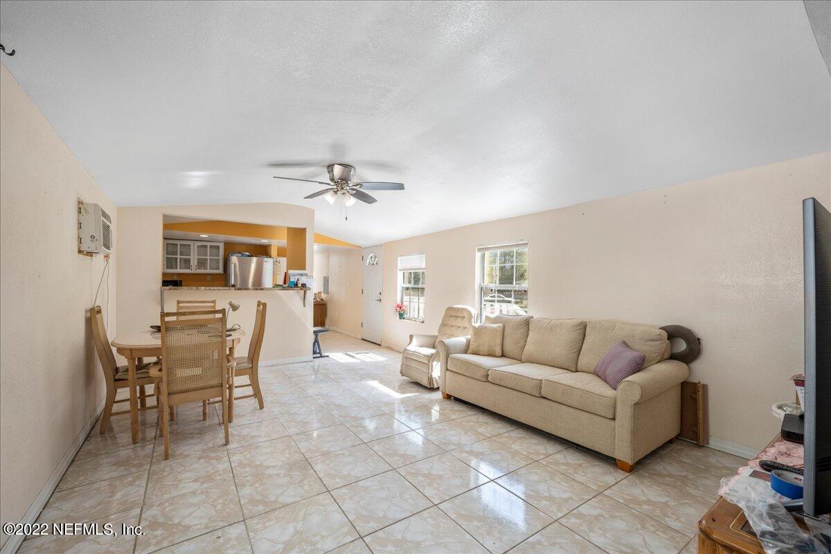 124 Riley Drive Interlachen, FL 32148 - Photo 3 of 16 Living Room