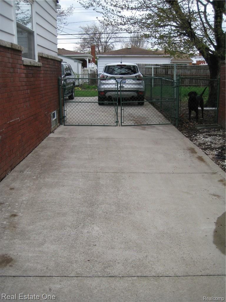 9620 Pardee Road Taylor, MI 48180 - Photo 6 of 27 IMG_4860.JPG