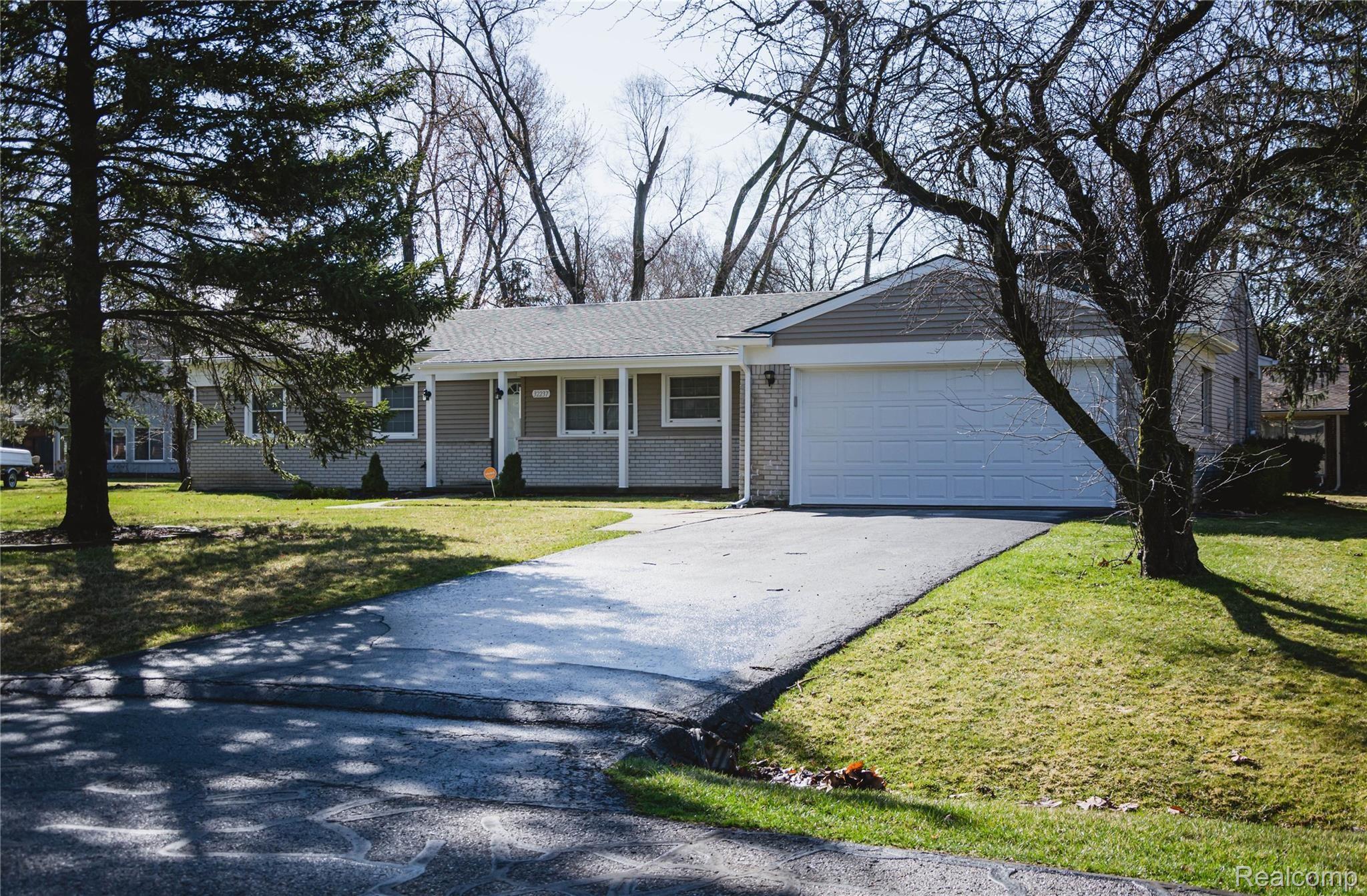 32237 Baintree Road Farmington, MI 48334 - Photo 2 of 36 32237 Baintree Rd Second.jpg