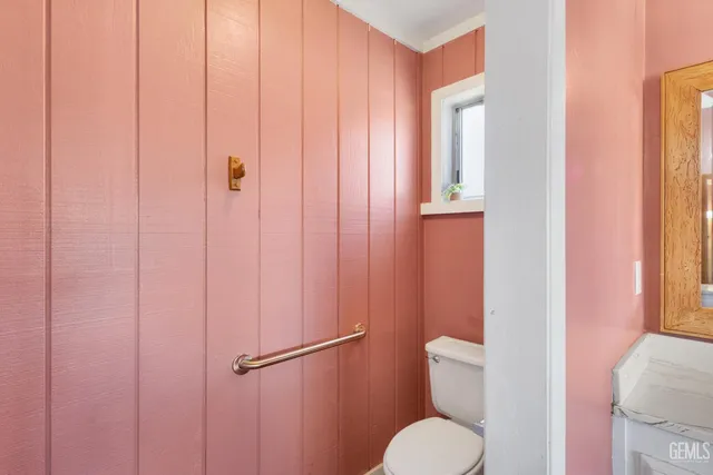 a view of a house with backyard and porch