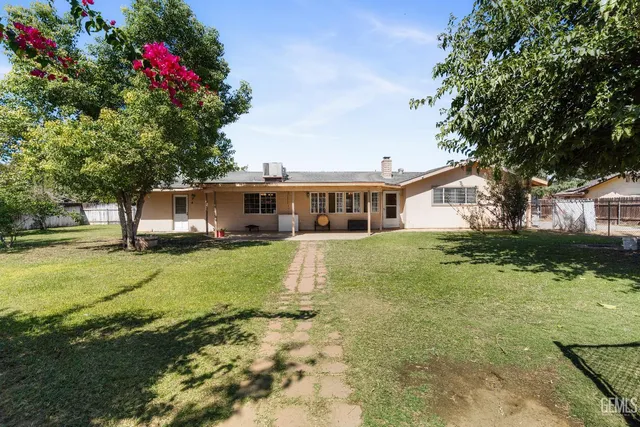 a view of a yard with a tree