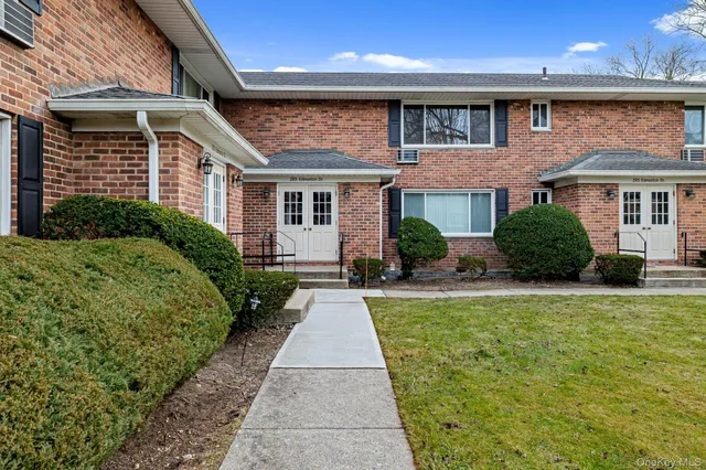 $279,000 | 285 Edmunton Drive, Unit 16, North Babylon, NY 11703