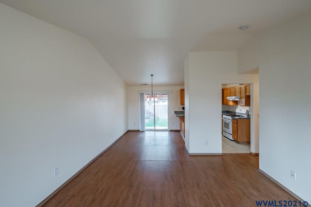 1021 B Loop Lebanon, OR 97355 - Photo 6 of 36