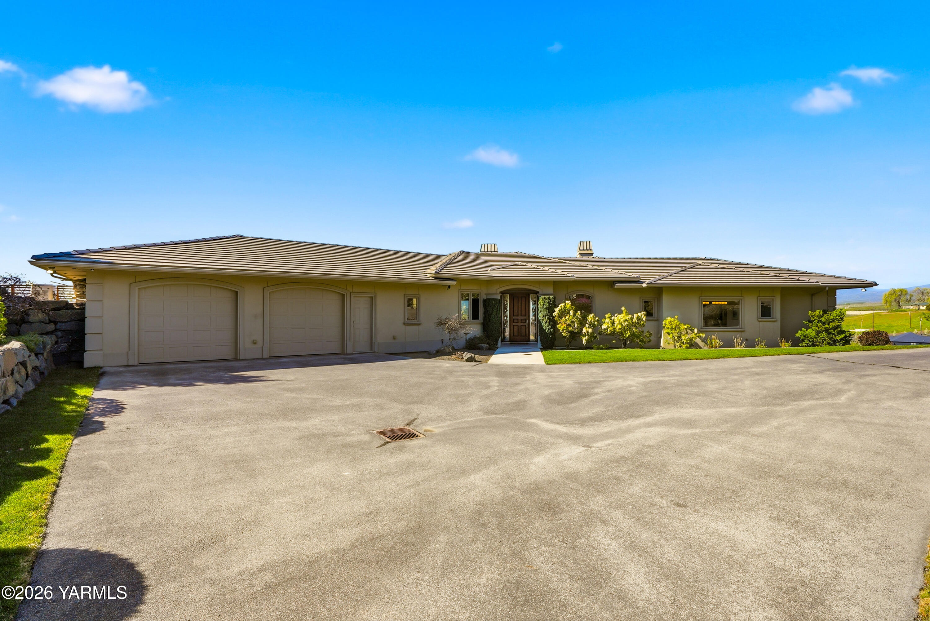 660 Noble Hill Road Yakima, WA 98908 - Photo 2 of 63 a front view of a house with a yard and garage
