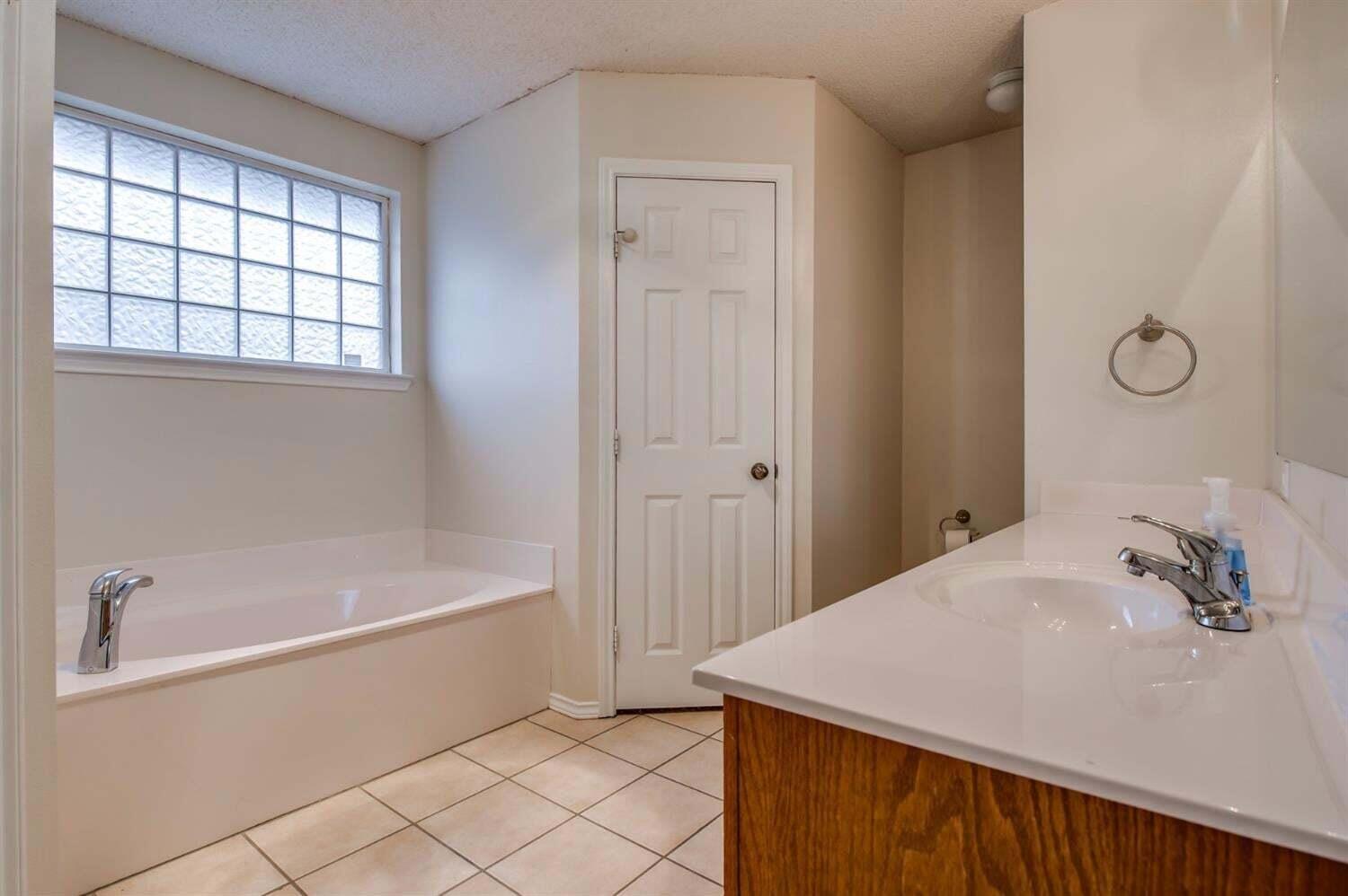 6806 86th Street Lubbock, TX 79424 - Photo 12 of 19 20241219224136116010000000-o