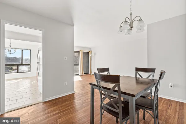 $2,300 | 561 Florida Avenue, Unit 204, Herndon, VA 20170