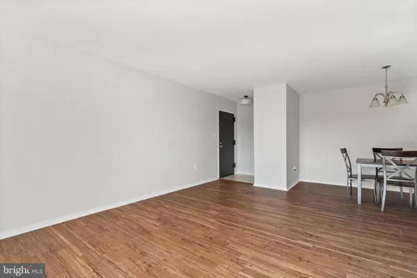 $2,300 | 561 Florida Avenue, Unit 204, Herndon, VA 20170