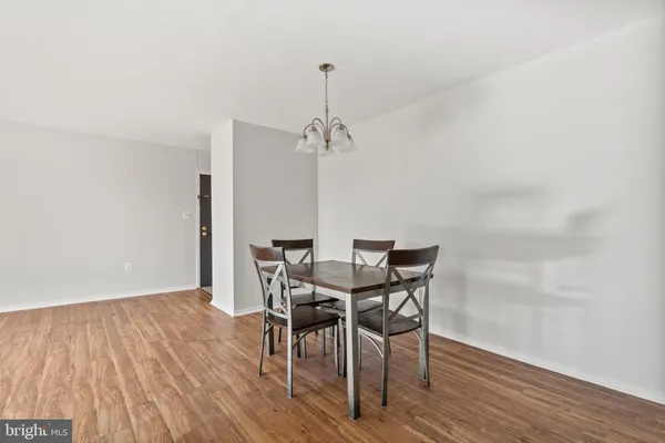 $2,300 | 561 Florida Avenue, Unit 204, Herndon, VA 20170