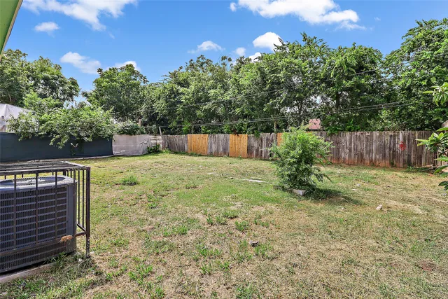 a view of a backyard
