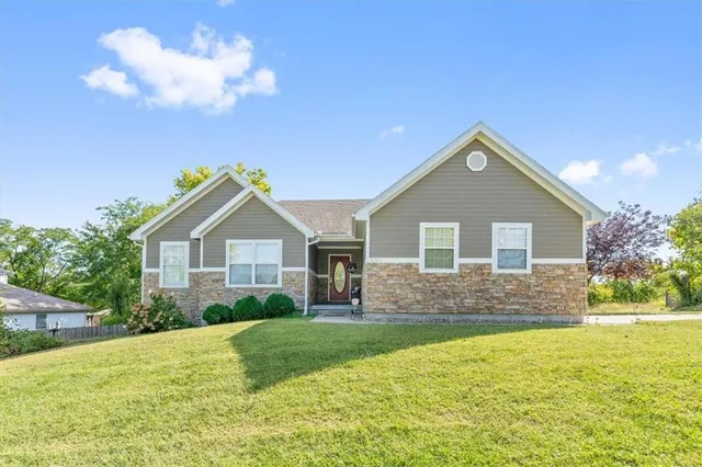 $350,000 | 13663 Barber Avenue, Bonner Springs, KS 66012