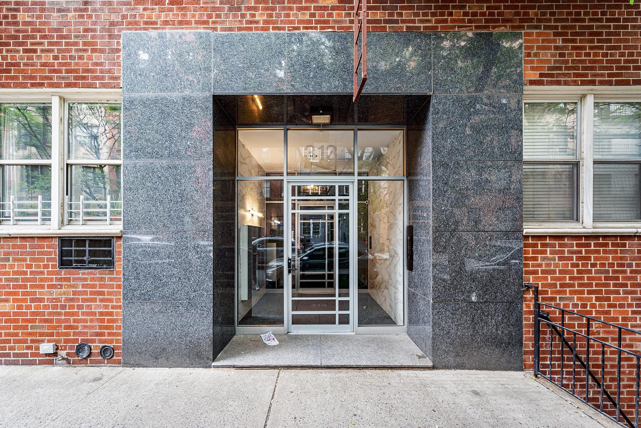 313 East 89th Street, Unit 2C Manhattan, NY 10128 - Photo 11 of 12