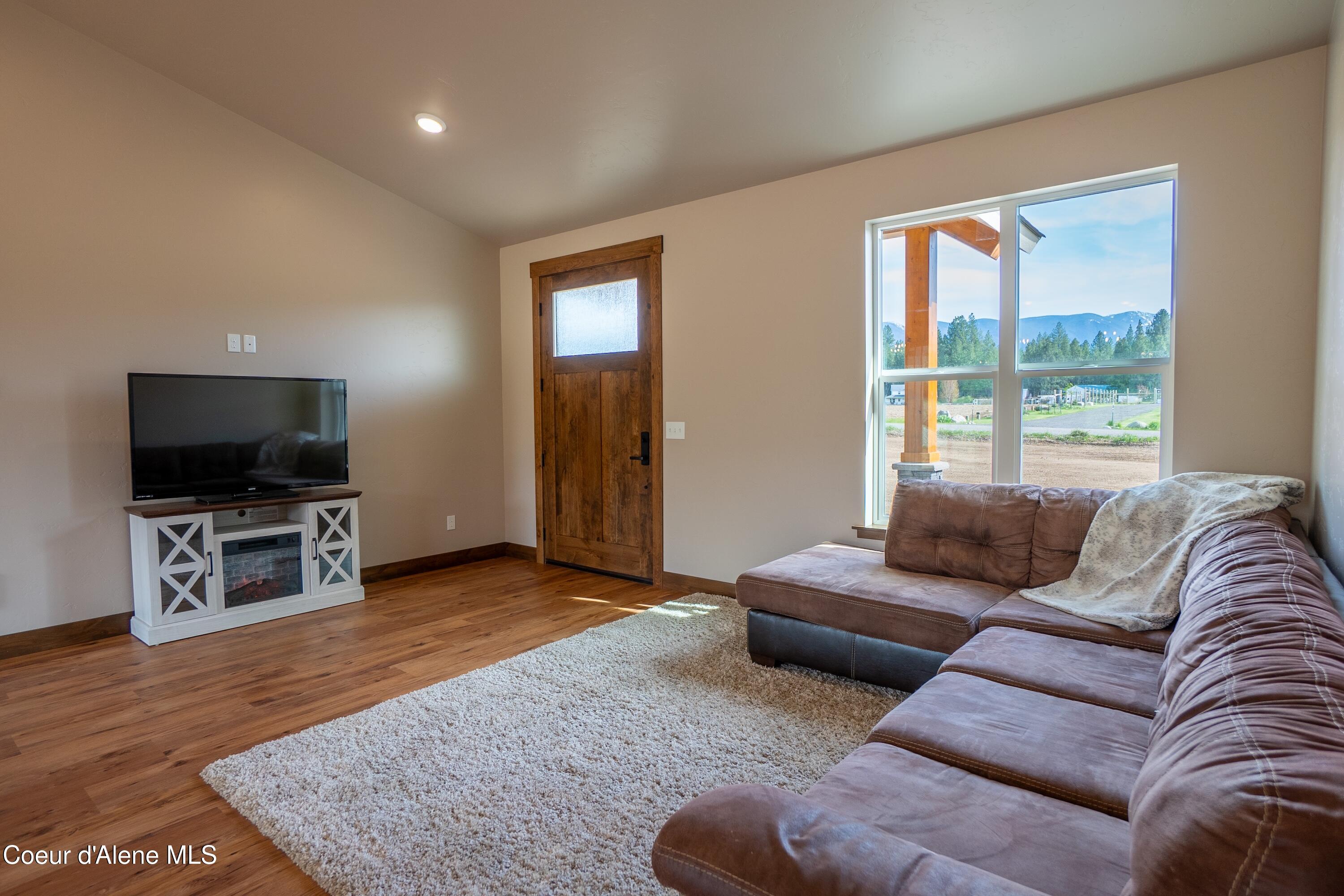 167 Airstrip Road Moyie Springs, ID 83845 - Photo 9 of 27 Entry Living Room