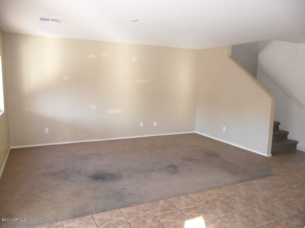 3335 West Fraktur Road Phoenix, AZ 85041 - Photo 5 of 24 023-296452- Living Area