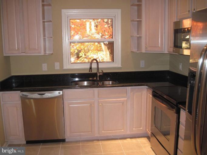12018 Stuart Ridge Drive Herndon, VA 20170 - Photo 8 of 30 Kitchen