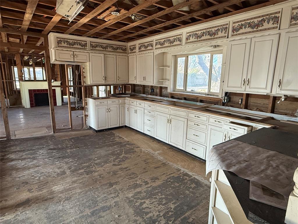 408 West Walnut Street Decatur, TX 76234 - Photo 4 of 14 a large white kitchen with a large window
