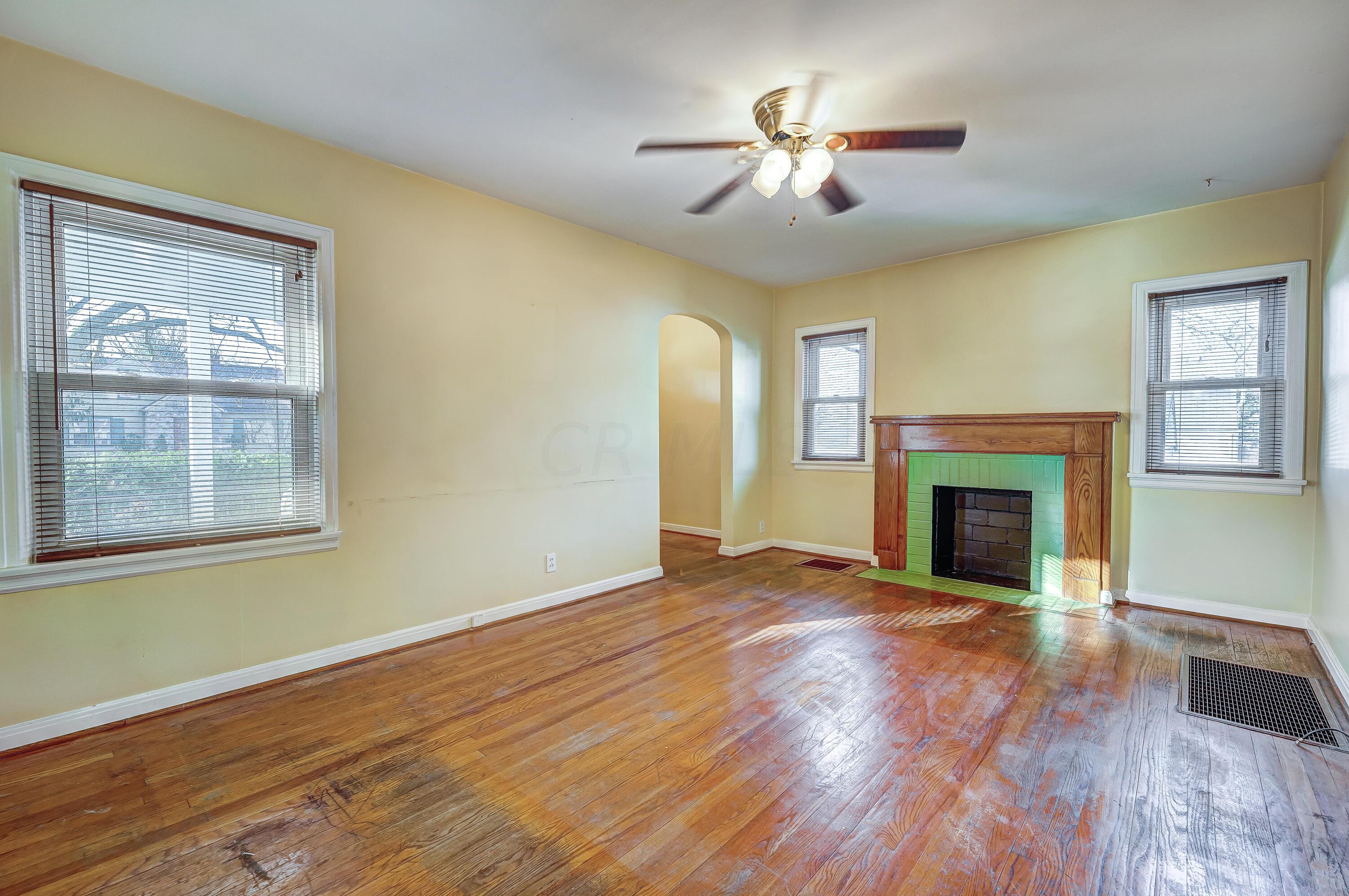 142 West Henderson Road Columbus, OH 43214 - Photo 7 of 38 Living Room