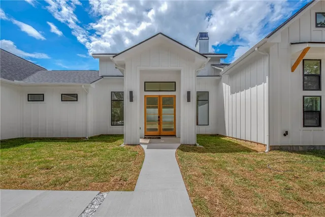 a view of a house with backyard