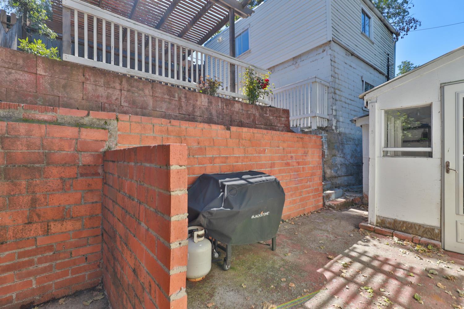 207 Peek Street Jackson, CA 95642 - Photo 28 of 30 a backyard of a house with table and chairs