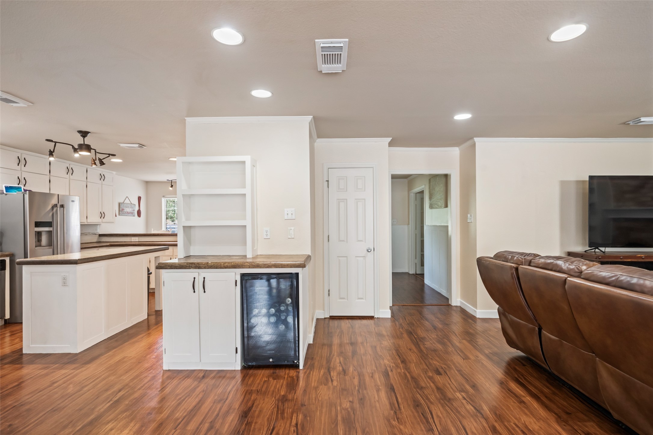600 Hampton Hall Lane Conroe, TX 77302 - Photo 13 of 32 a living room with stainless steel appliances kitchen island granite countertop furniture and a wooden floor