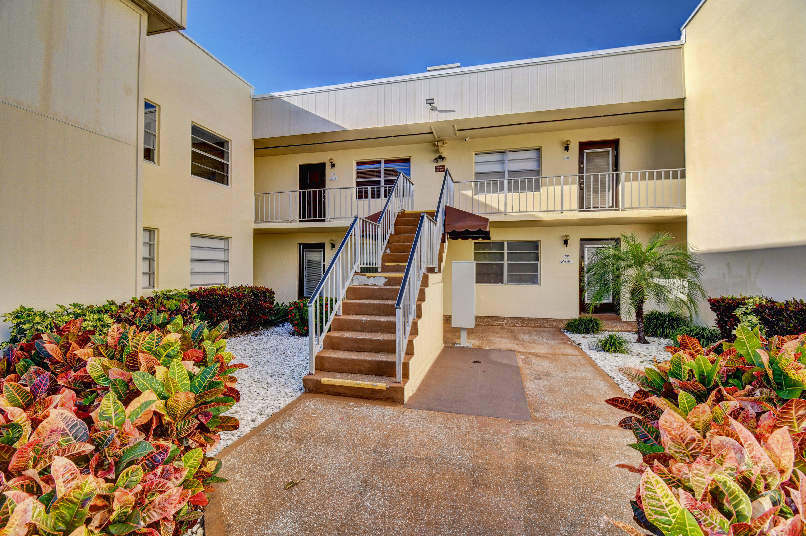 558 Capri L Delray Beach, FL 33484 - Photo 2 of 40 02_dsc_0886_87_88_89_90