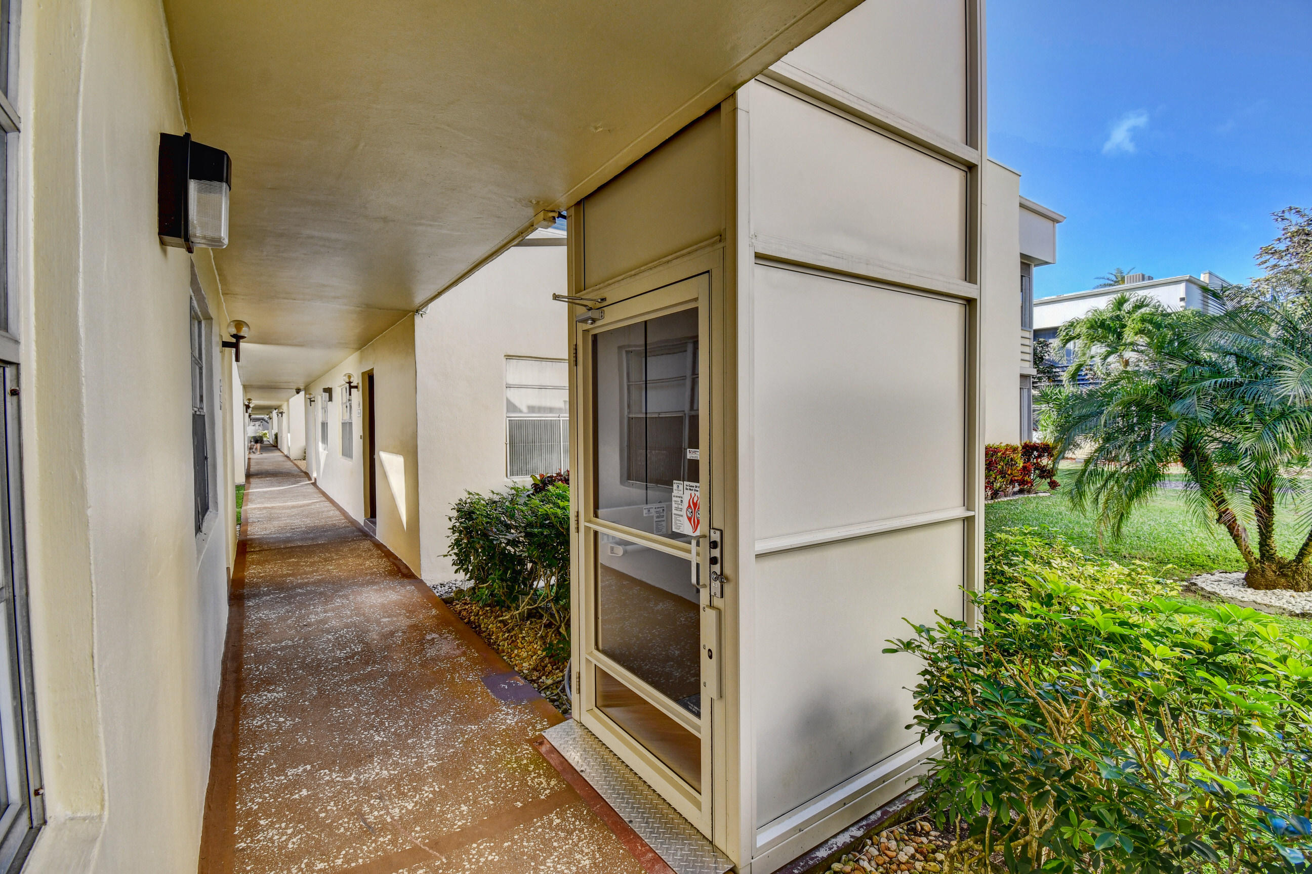558 Capri L Delray Beach, FL 33484 - Photo 4 of 40 04_dsc_0906_07_08_09_10