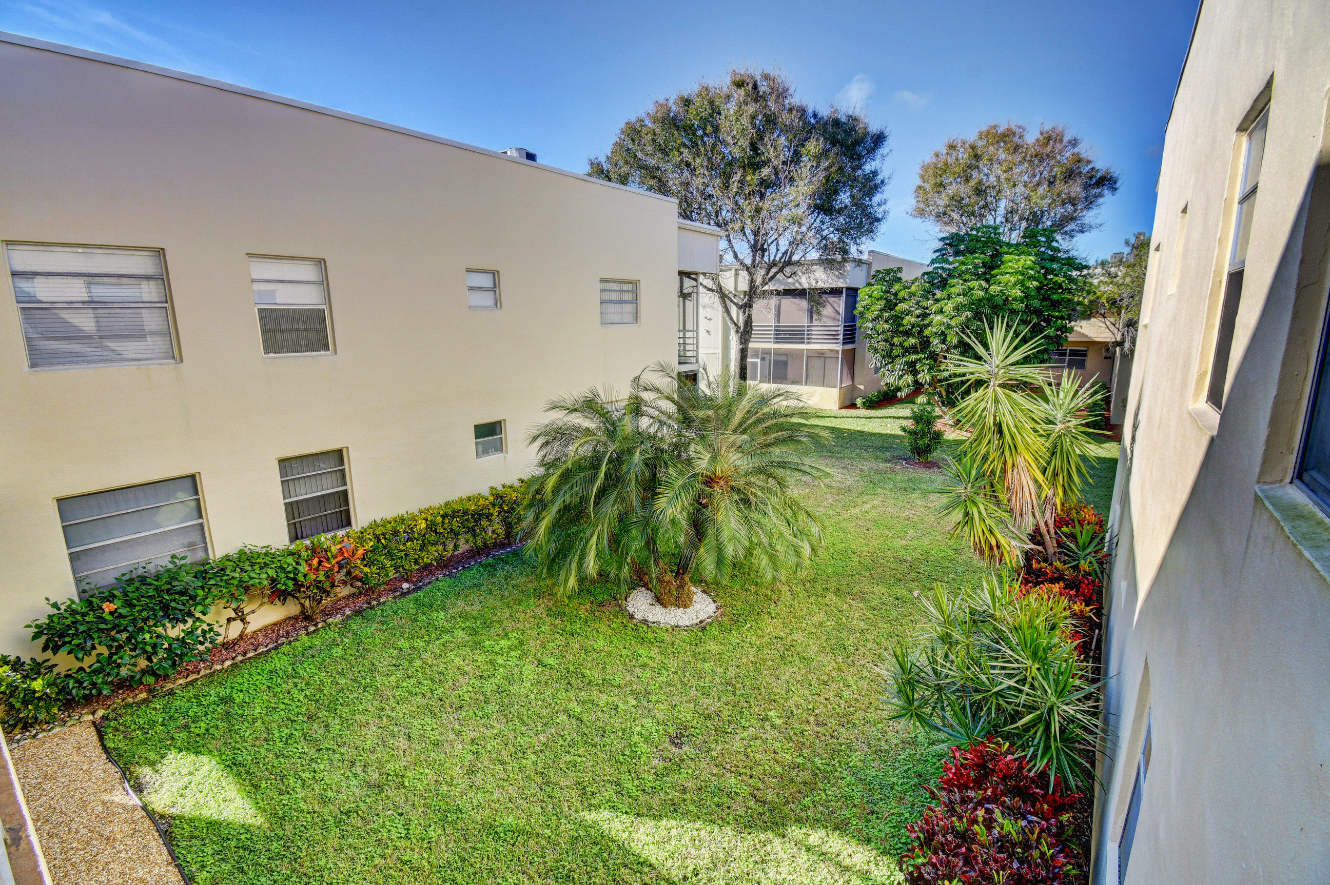 558 Capri L Delray Beach, FL 33484 - Photo 8 of 40 08_dsc_0946_47_48_49_50