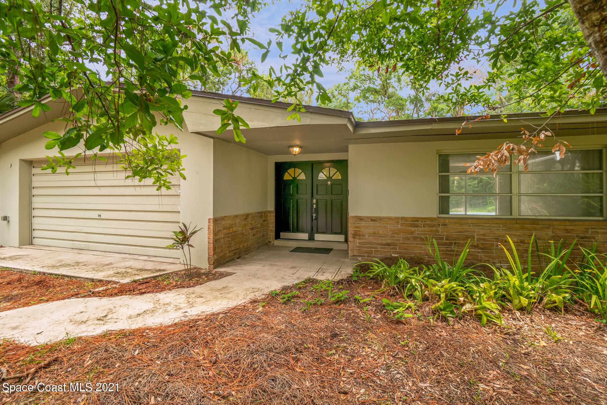 6686 Flamingo Road Melbourne Village, FL 32904 - Photo 1 of 30 a front view of a house with a garden