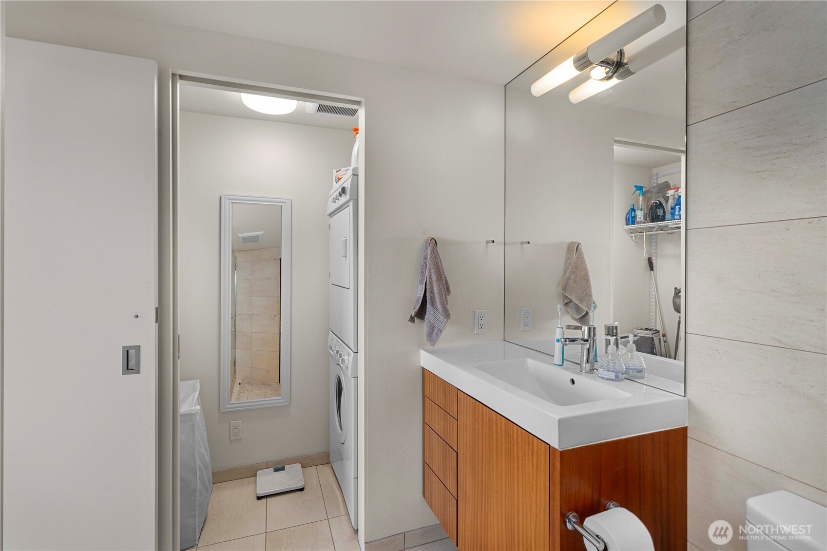 2125 1st Avenue, Unit 802 Seattle, WA 98121 - Photo 13 of 38