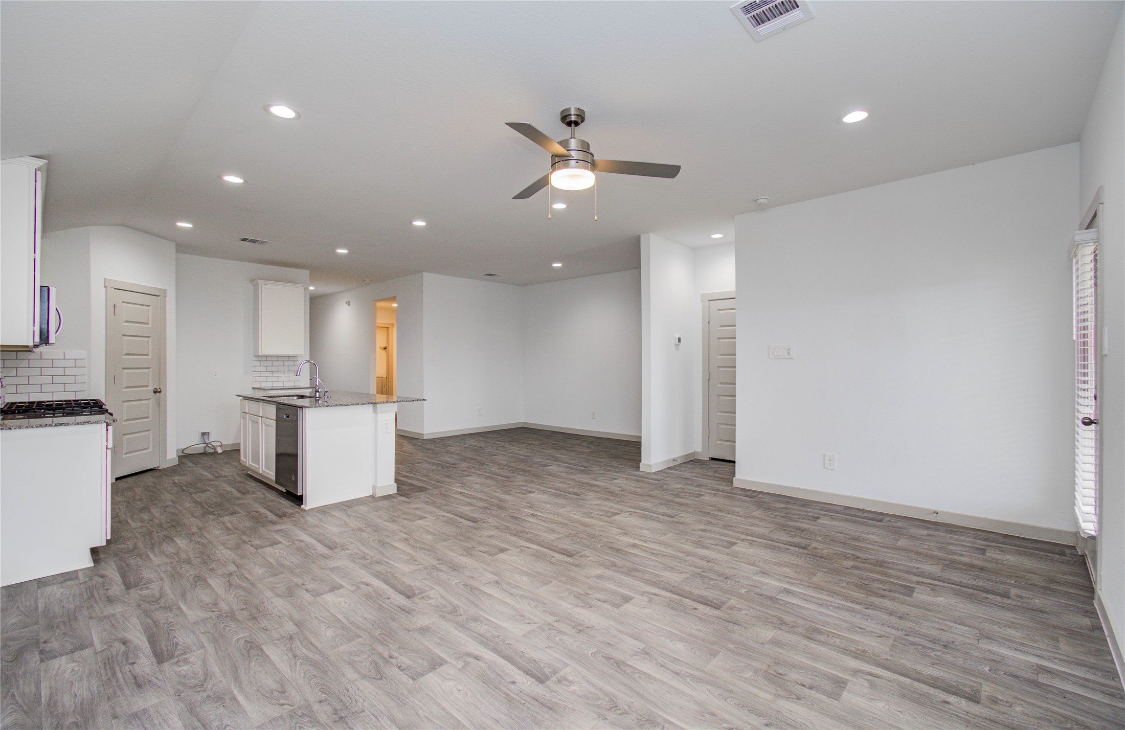 10602 Great Basin Drive Rosharon, TX 77583 - Photo 11 of 39 Large Living