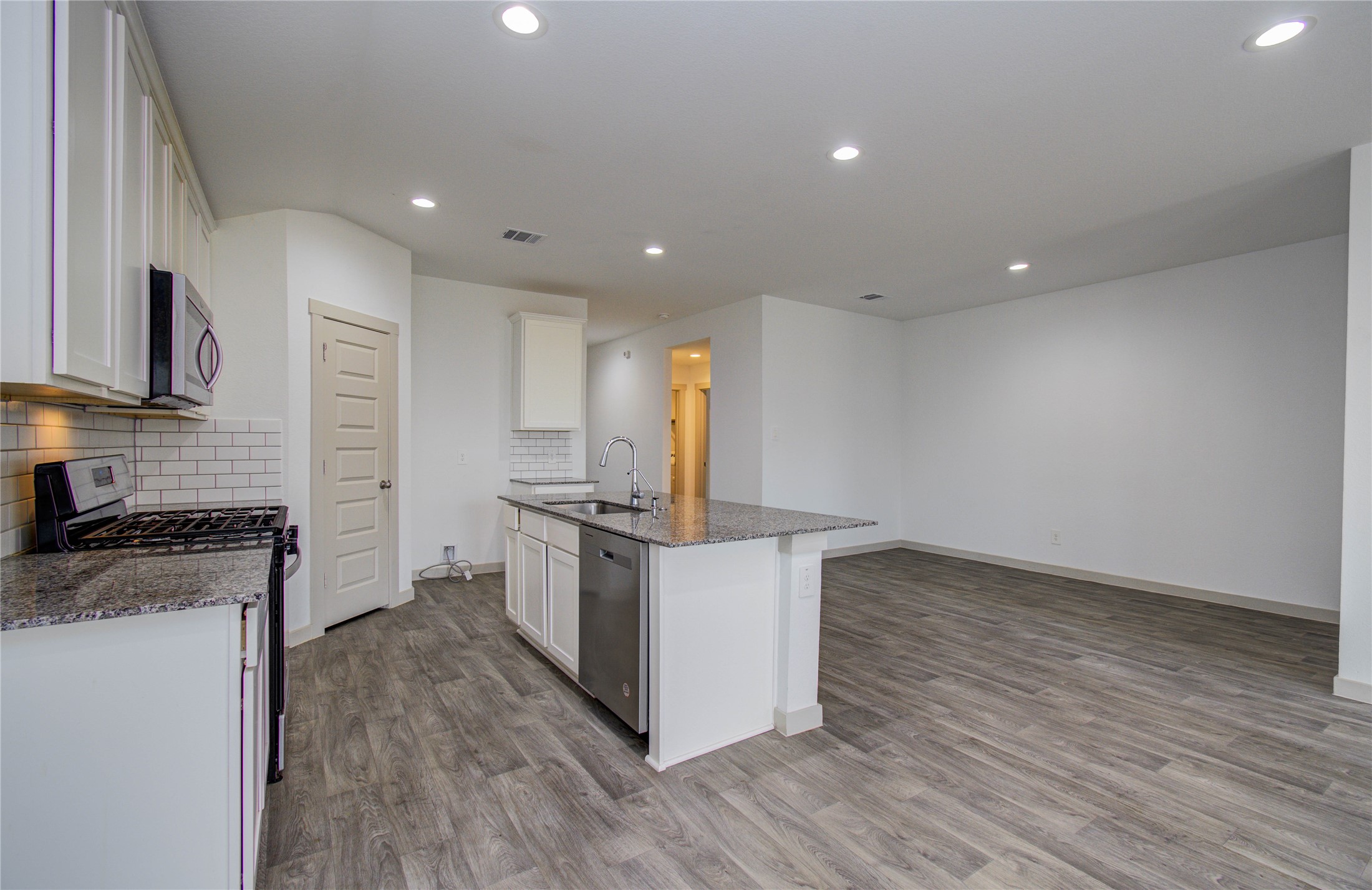 10602 Great Basin Drive Rosharon, TX 77583 - Photo 15 of 39 Granite Countertops