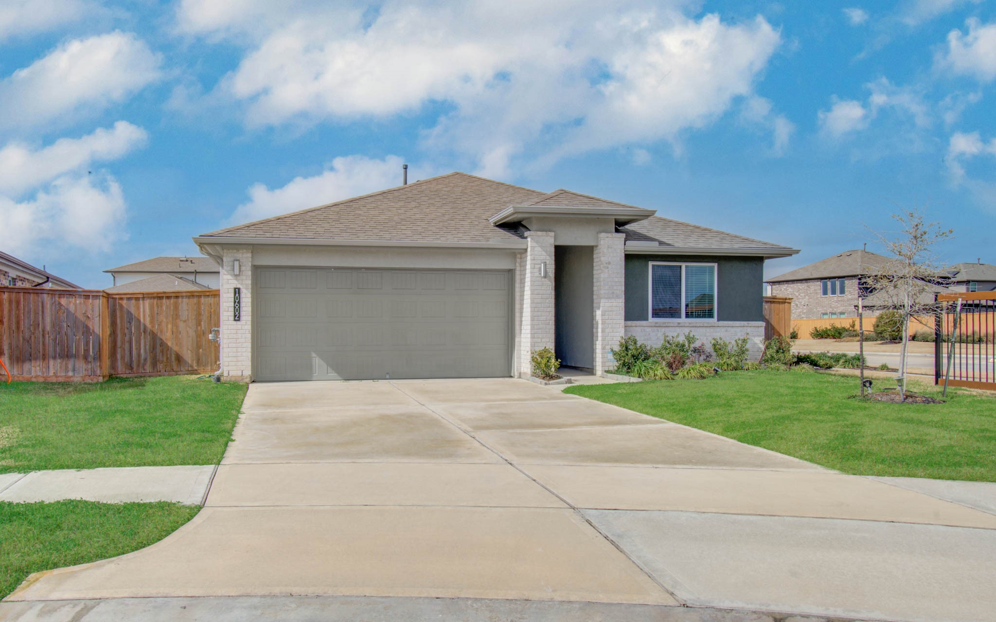 10602 Great Basin Drive Rosharon, TX 77583 - Photo 2 of 39 No Neighbor to Right-side.