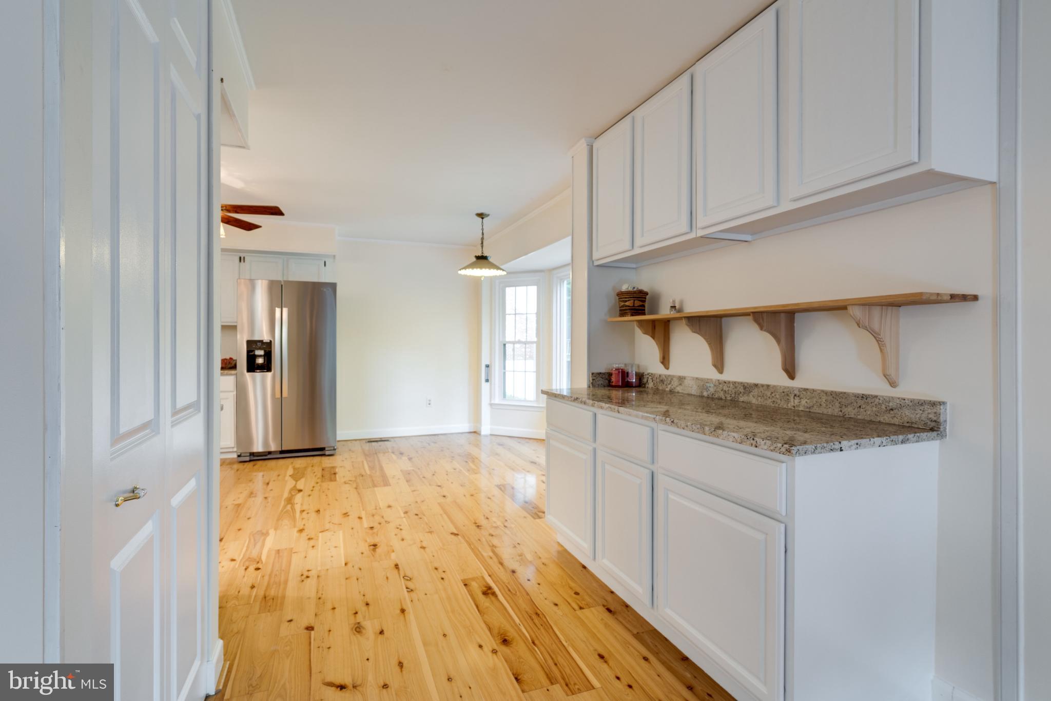 13003 Smoketown Road Woodbridge, VA 22192 - Photo 8 of 34 Butlers Pantry or Place to Serve Guests