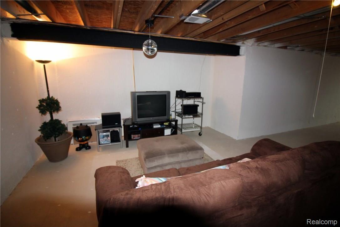 21265 Raintree Drive Macomb, MI 48044 - Photo 27 of 31 IMG_8274.JPG