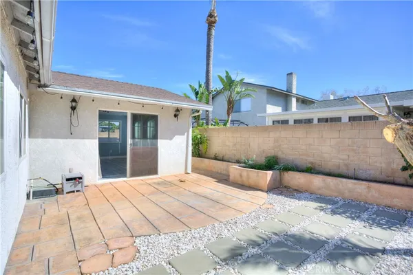 a view of a backyard