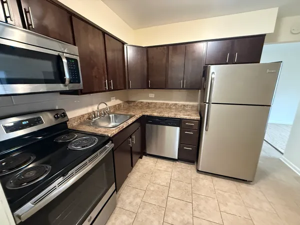 $2,400 | 110 North Kenilworth Avenue, Unit 1B, Oak Park, IL 60301