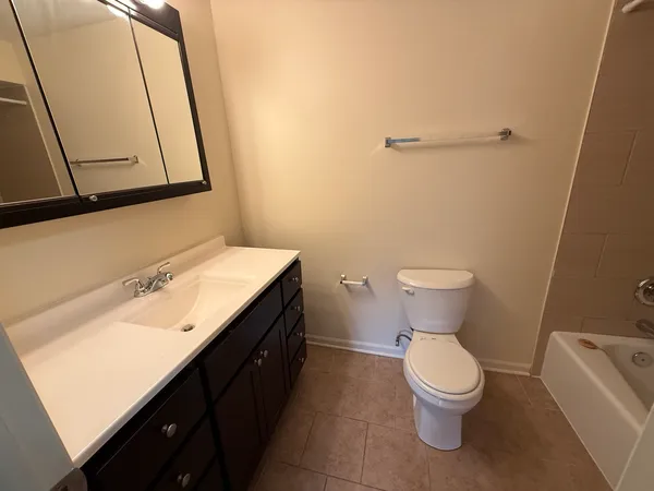 $2,400 | 110 North Kenilworth Avenue, Unit 1B, Oak Park, IL 60301