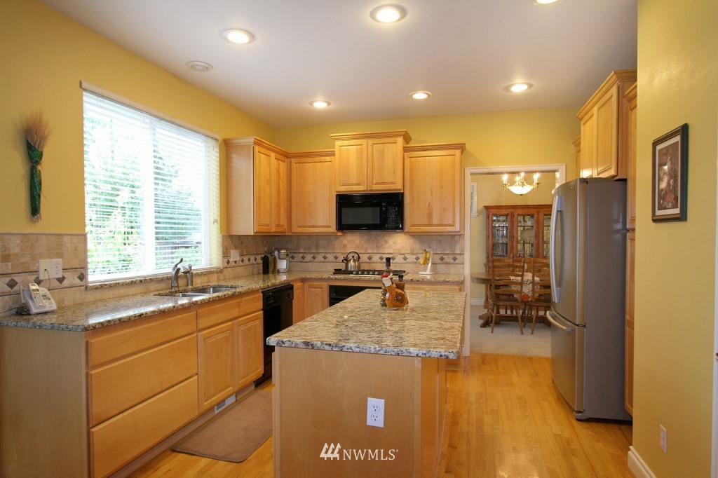 17307 Southeast 185th Place Renton, WA 98058 - Photo 5 of 16 Gallery Image 5