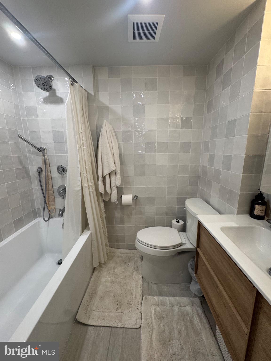 637 Spruce Street Philadelphia, PA 19106 - Photo 11 of 12 Top floor full bath with tub.