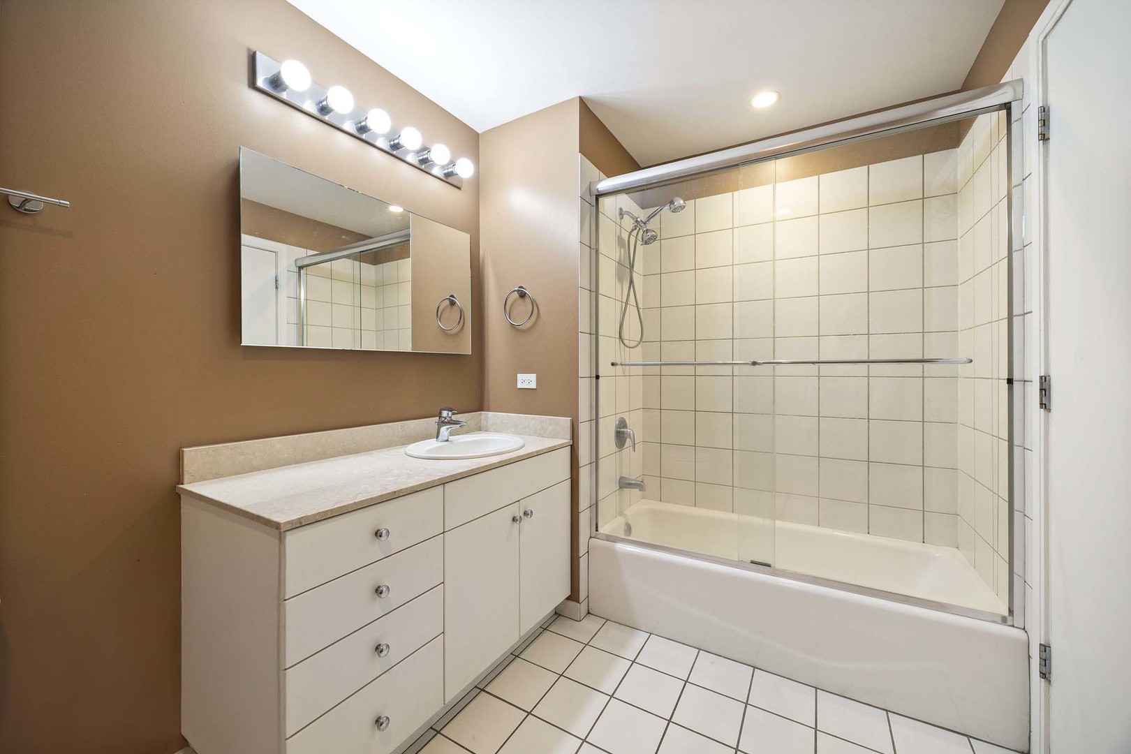 8 East Randolph Street, Unit 1803 Chicago, IL 60601 - Photo 9 of 18