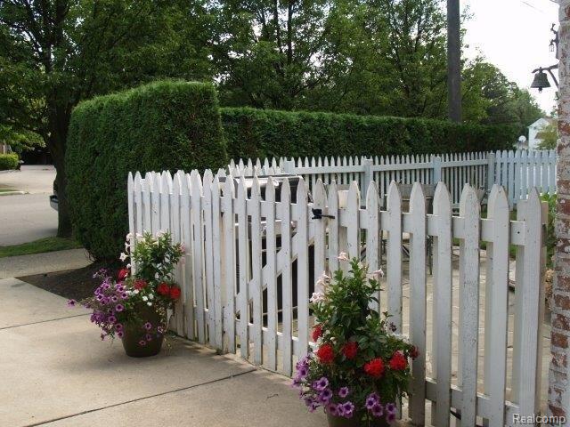 54 Moran Road Grosse Pointe, MI 48236 - Photo 34 of 37 Fence